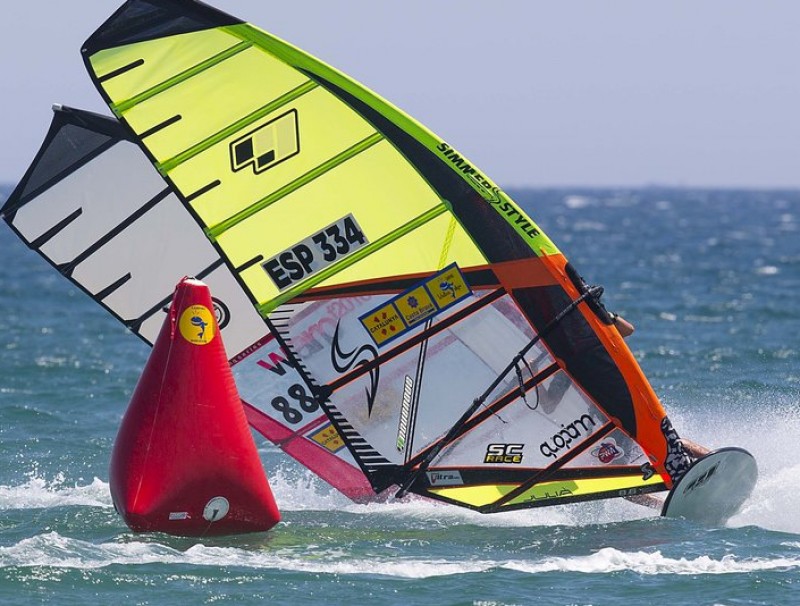 Marc Paré (ESP-334 ) en una mànega classificatòria del mundial JOHN CARTER / PWA