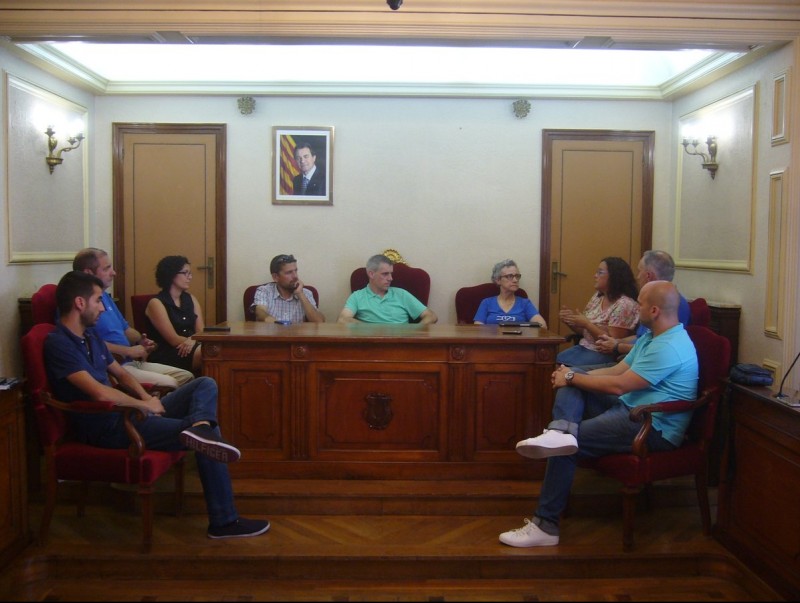 Imatge de l'equip de govern d'Amposta durant una reunió per abordar temes municipals. ARXIU
