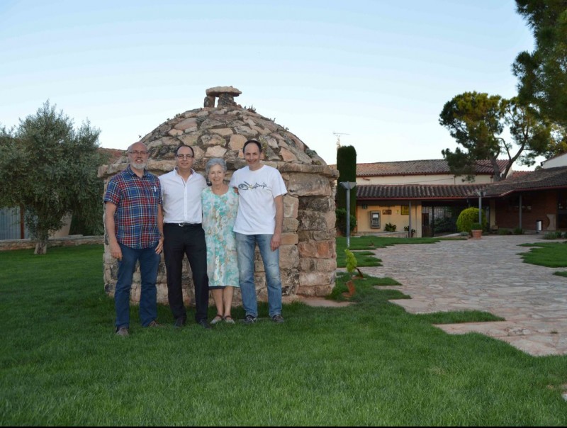 La família Sala, just davant d'una de les típiques barraques de vinya del Bages, que ha estat construïda un pagès de la comarca CATPRESS