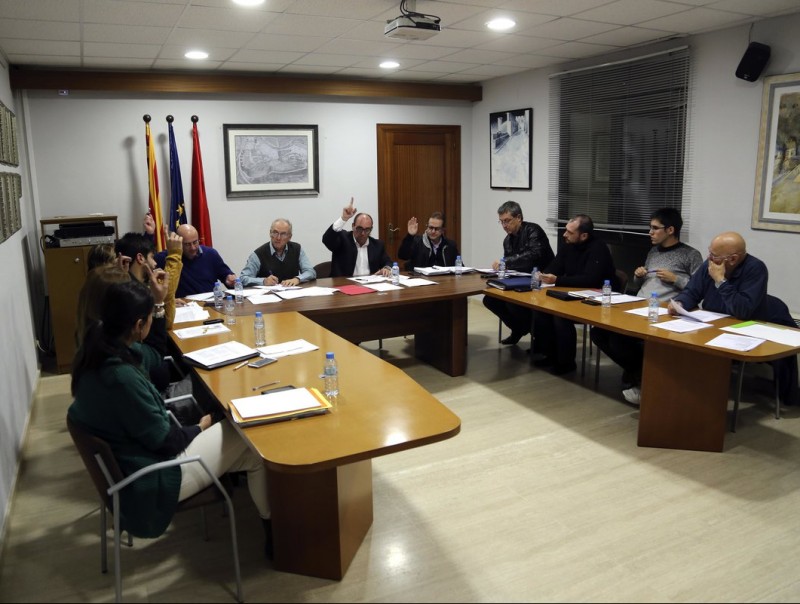 Una imatge del ple municipal d'Hostalric del novembre del 2015. Els regidors han distingit ara la Coral Parroquial Verge dels Socors QUIM PUIG