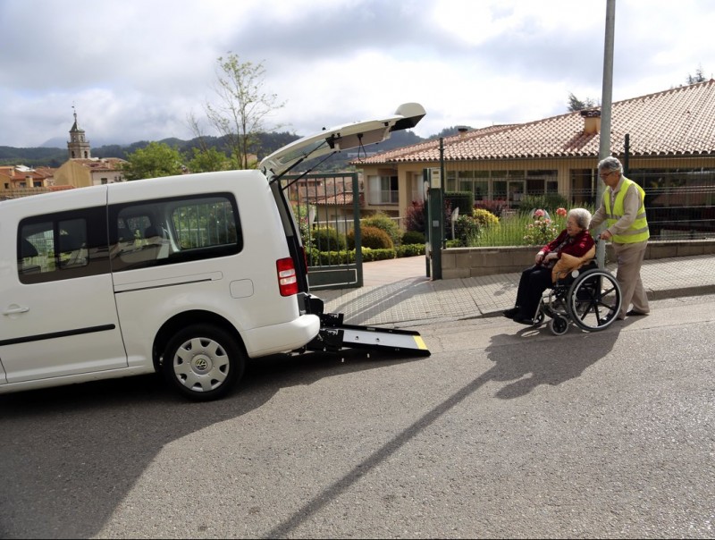 El xofer de la furgoneta per a transport adaptat de Sant Hilari Sacalm, carregant una usuària de la residència de gent gran i centre de dia, dimecres al matí QUIM PUIG