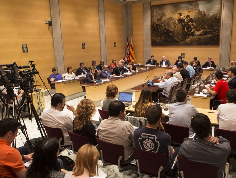 Vista del ple d'ahir, amb més expectació per part dels mitjans del que és habitual amb motiu de la moció EPA