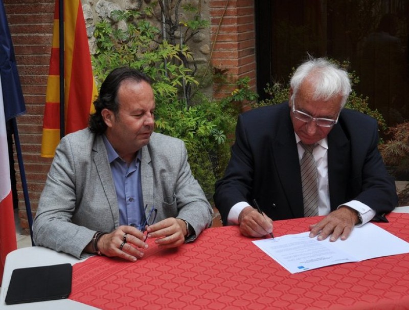 Josep Puigbert i Alain Torrent signant el conveni a Ceret CASA DE LA GENERALITAT