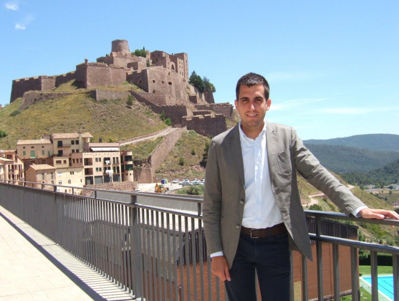 L'alcalde Ferran Estruch,amb el castell de Cardona al fons, fotografiat aquesta setmana C. OLIVERAS