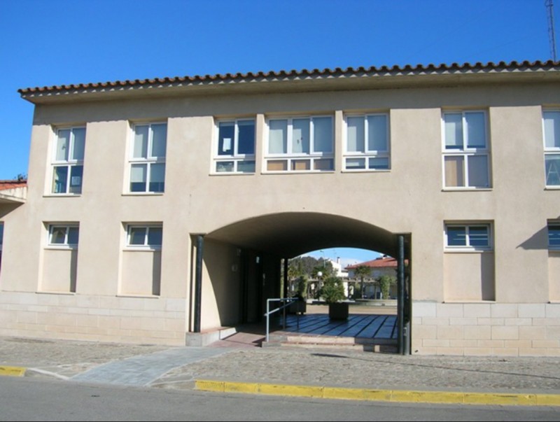 L'exterior de la biblioteca palsenca, que es reformarà al llarg d'aquest estiu EL PUNT AVUI