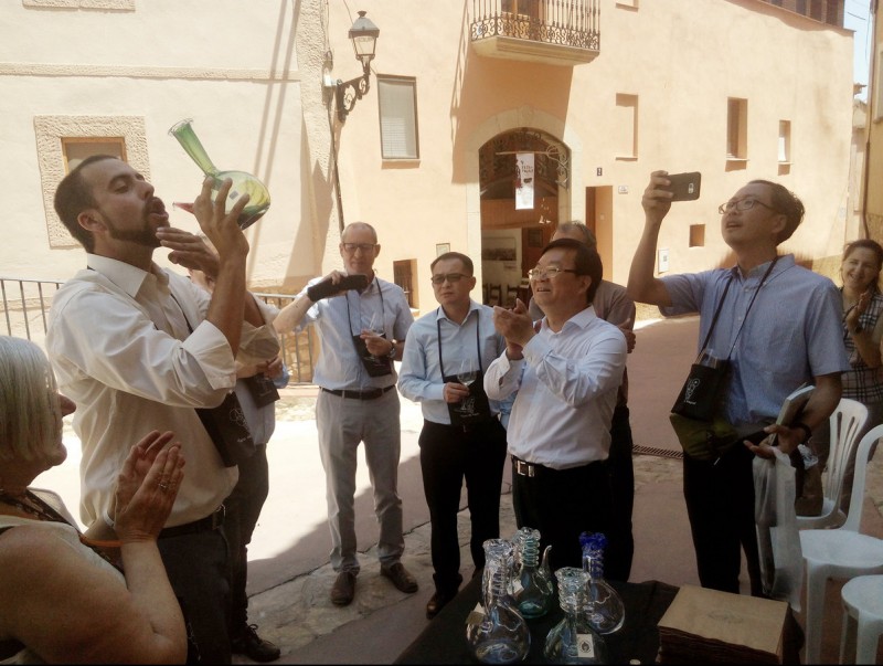 L'alcalde de Barberà de la Conca mostra a uns visitants la tradició de veure vi amb un porró de Vimbodí i Poblet J.L.E