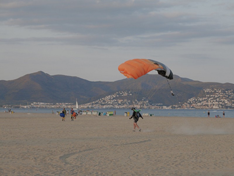 L'aterratge d'un paracaigudes a la platja d'Empuriabrava EL PUNT AVUI