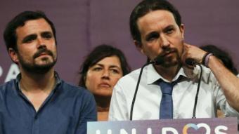 Pablo Iglesias, cap de llista d'Units Podem, amb Alberto Garzón en la compareixença d'ahir a les onze de la nit al Teatre Goya de Madrid per valorar els resultats REUTERS