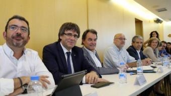 L'inici del Consell Executiu de CDC, ahir, amb el president Puigdemont i l'expresident Mas, al centre de la imatge JUANMA RAMOS