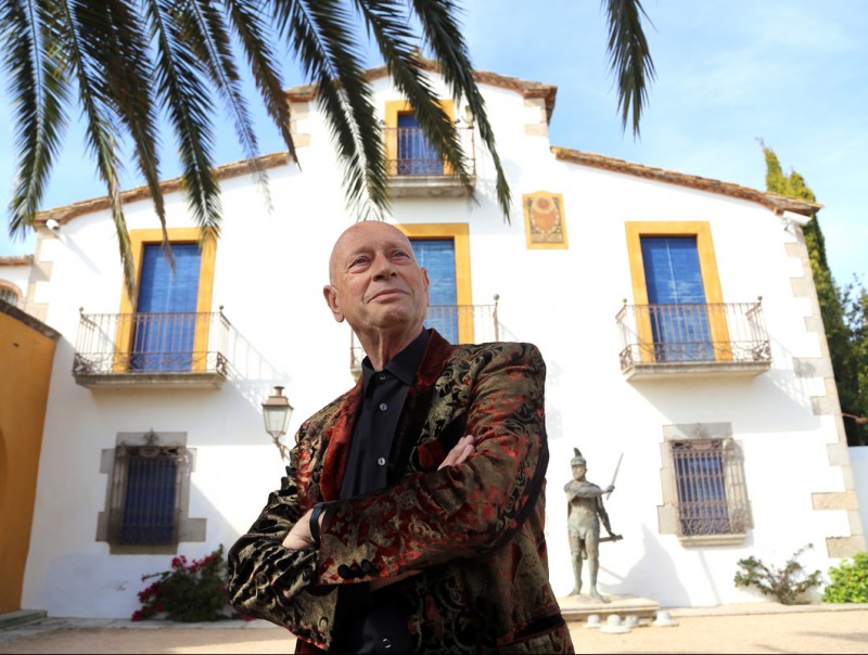 Xevi, l'il·lusionista, davant el seu museu, la Casa Màgica de Santa Cristina, on exhibeix la seva ingent col·lecció de màgia Q. PUIG