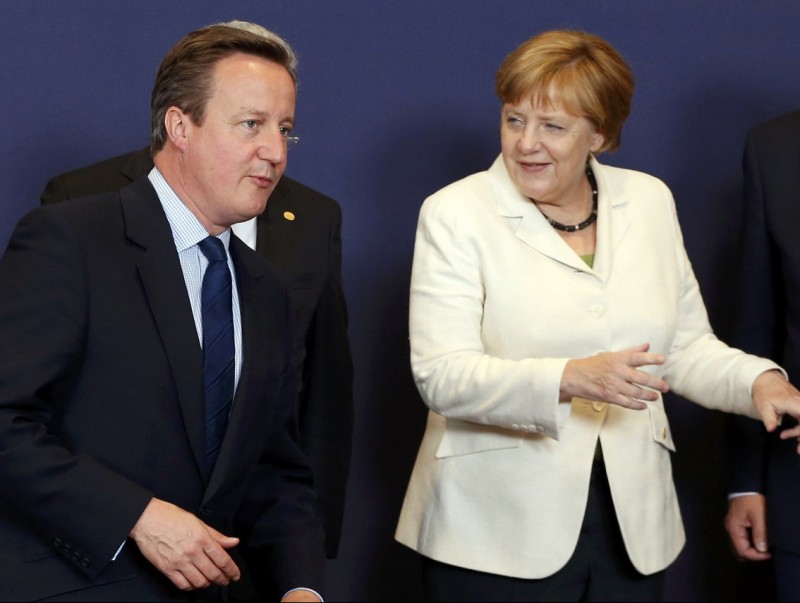 Cameron i Merkel, abans de començar la cimera de caps d'Estats de la UE REUTERS