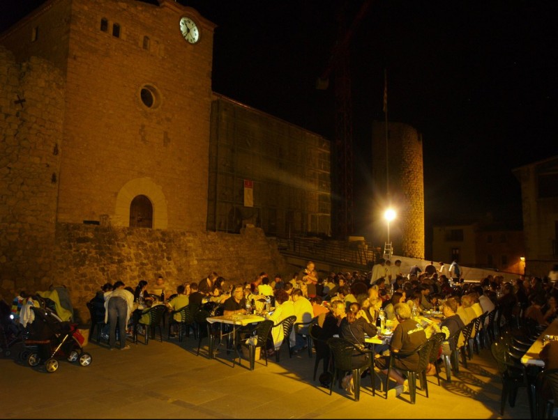 Sopar popular a la plaça de Bellcaire, per commemorar la recuperació del muntatge escènic Bandera de Catalunya, al 2011 PERE SOLÉS