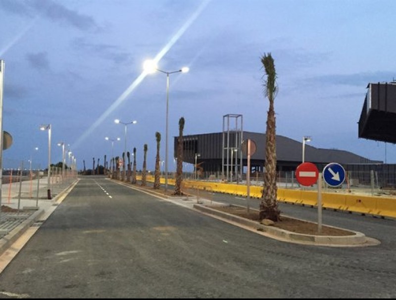 El nou pont, en la imatge, triplica l'amplada de l'anterior i millora un dels principals accessos a Viladecans EL PUNT AVUI