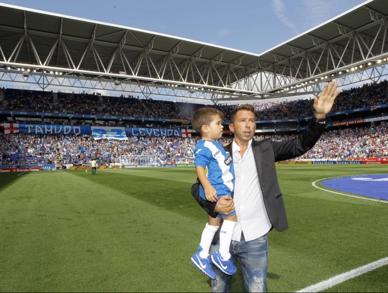 Raúl Tamudo rebent l'homenatge de l'afició periquita la passada temporada FERRAN CASALS