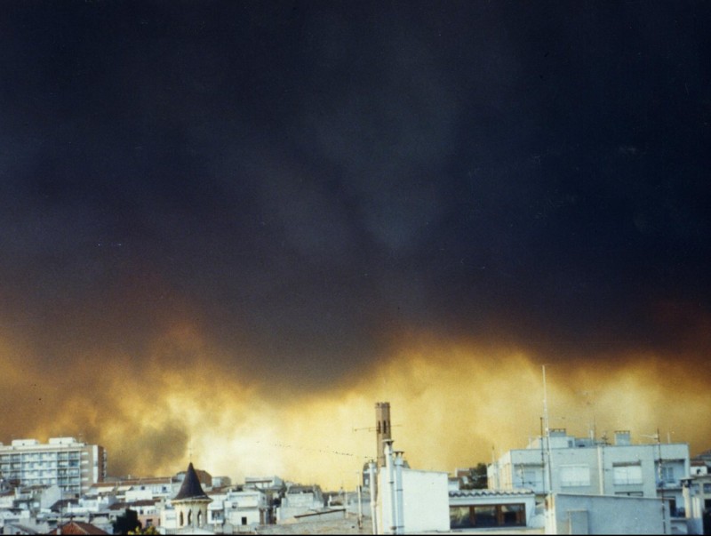 La columna de fum i foc es podia veure molt clarament des de la mateixa ciutat d'Igualada. ARXIU COMARCAL DE L'ANOIA