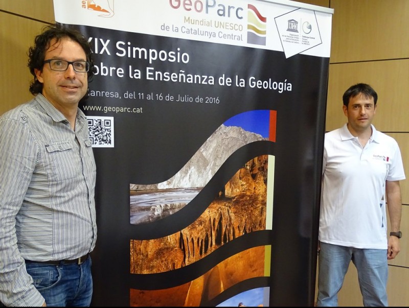 El president del Consell, Agustí Comas, i el director científic del Geoparc, Ferran Climent JORDI PREÑANOSA