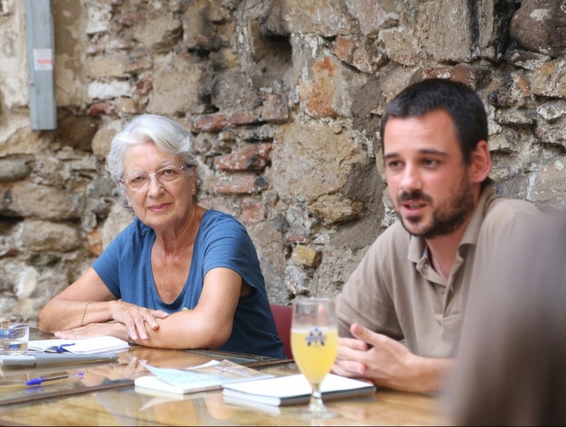 La periodista Soledat Balaguer i el regidor de la CUP a Girona, Lluc Salellas, durant la presentació. QUIM PUIG