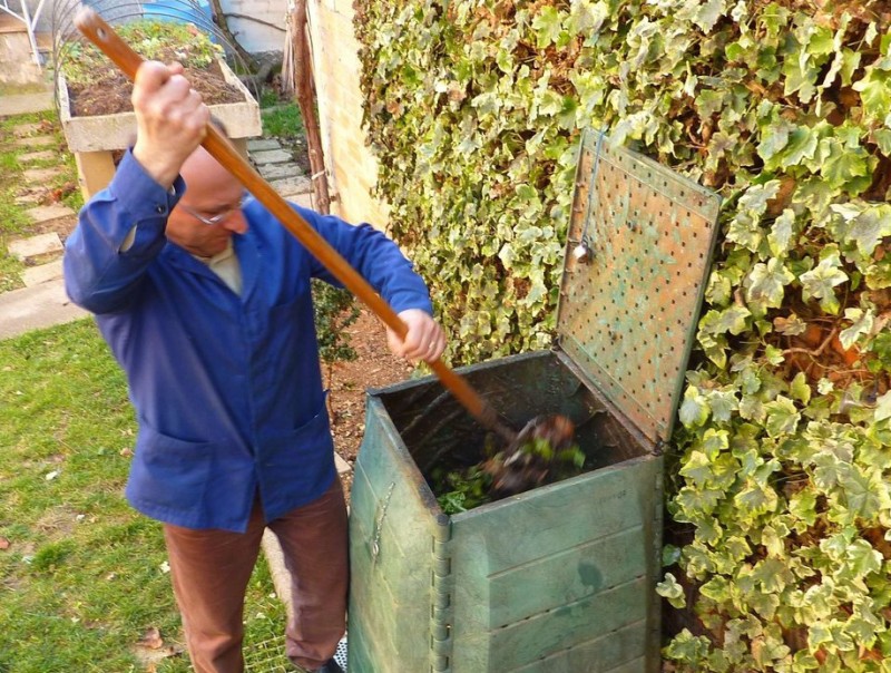 Un veí de Porqueres fent compostatge amb les restes orgàniques de casa seva. R. E