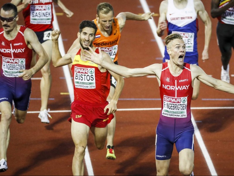 Bustos , entre els germans Ingebrigtsen, en 1.500 m EFE