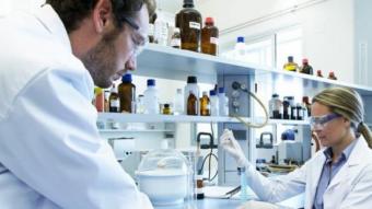Imatge dels laboratoris de l'empresa biotecnològica lleidatana AXEB Biotech.  ARXIU