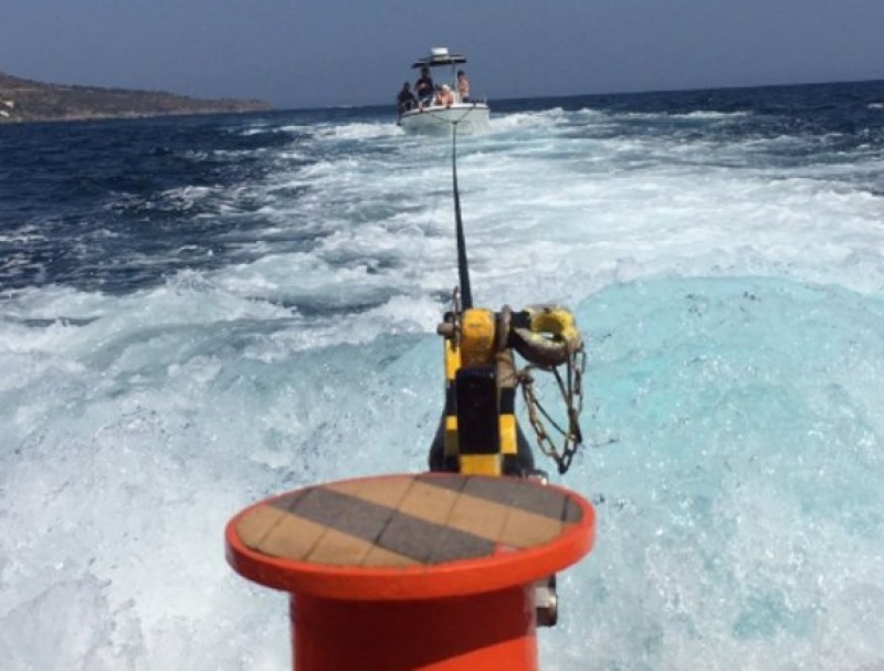 L'embarcació Castor de Salvament Marítim remolcant la barca  SALVAMENT MARÍTIM