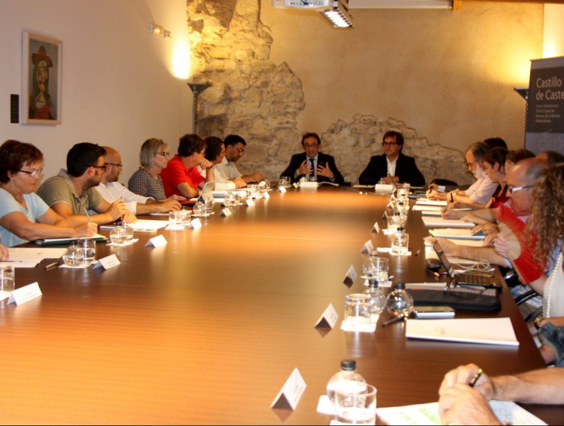 El conseller Rull, al centre de la imatge, en un moment de la reunió dilluns amb alcaldes del Penedès. ACN