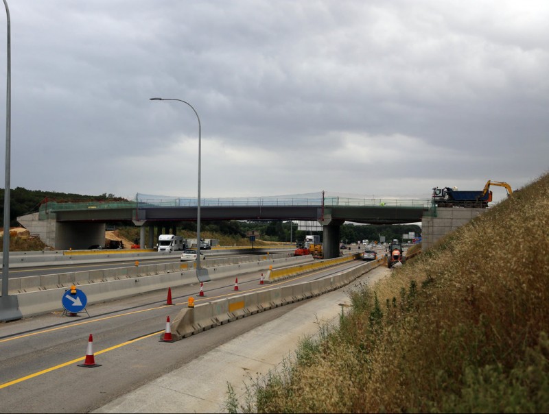 El pont que s'està construint a sobre l'N-II des de fa dies. QUIM PUIG