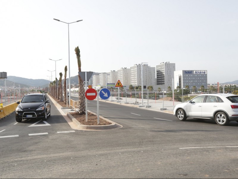 El nou pont sobre les vies del tren i la riera està obert al trànsit des de l'1 de juliol EL PUNT AVUI