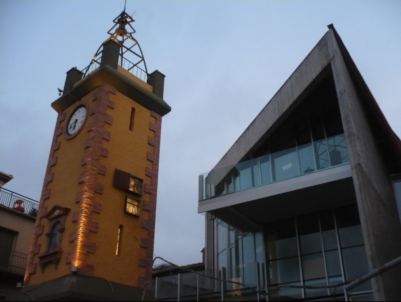 Un detall del nou Ajuntament que s'ha construït al costat de la torre del rellotge. J.C
