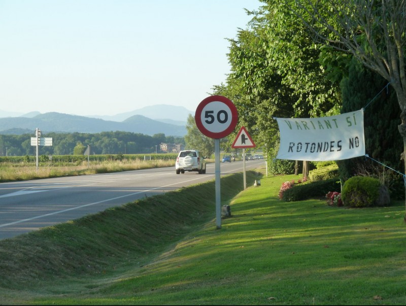 Una vista de la recta que uneix el nucli urbà de les Preses amb el Bosc de Tosca, on hi ha l'accés a la zona industrial. J.C