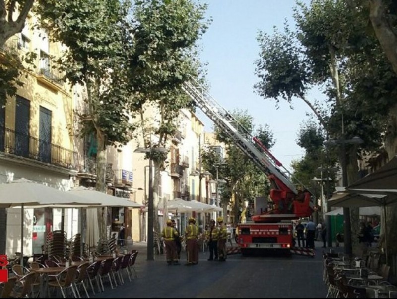Els bombers actuen a la Rambla de Vilanova en l'esfondrament d'ahir en un cèntric edifici. ACN