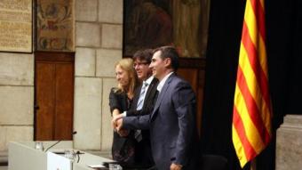 Puigdemont, Munté i Oriol Illa, president de la Taula del Tercer Sector Social, després de signar el Pla de Suport ACN