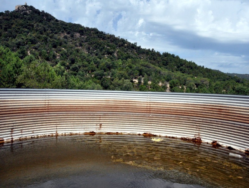 Una perspectiva de les restes vegetals i l'aigua bruta que hi ha al dipòsit de planxes d'alumini situat a la zona d'Argimont del nucli d'Esparra de Riudarenes. EL PUNT AVUI