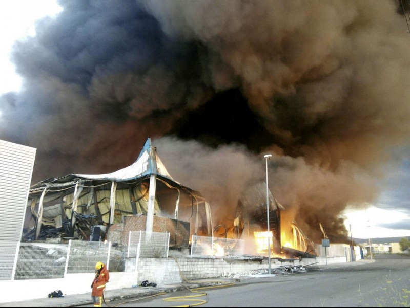 Incendi declarat a una fàbrica de l'Olleria. AGÈNCIES