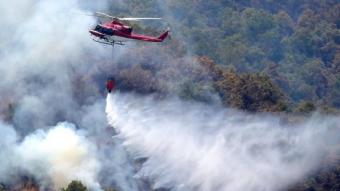 Tasques d'extinció de l'incendi declarat a Artana. AGÈNCIES