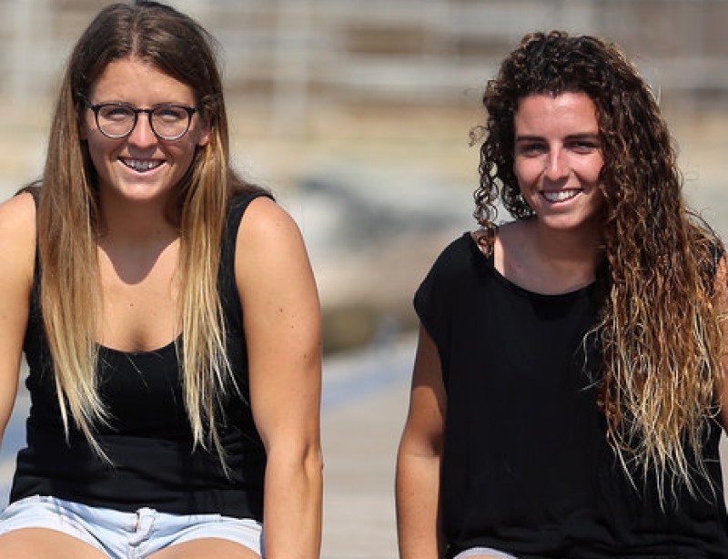 Sara López (esquerra) i Bàrbara Cornudella, a les instal·lacions del Barcelona International Sailing Center (BISC) JUANMA RAMOS