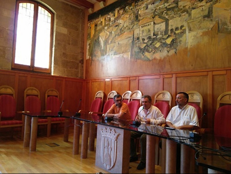 L'alcalde de Montblanc, Josep Andreu, al centre, en la presentació de la tercera edició de la Universitat Nova Història EPN