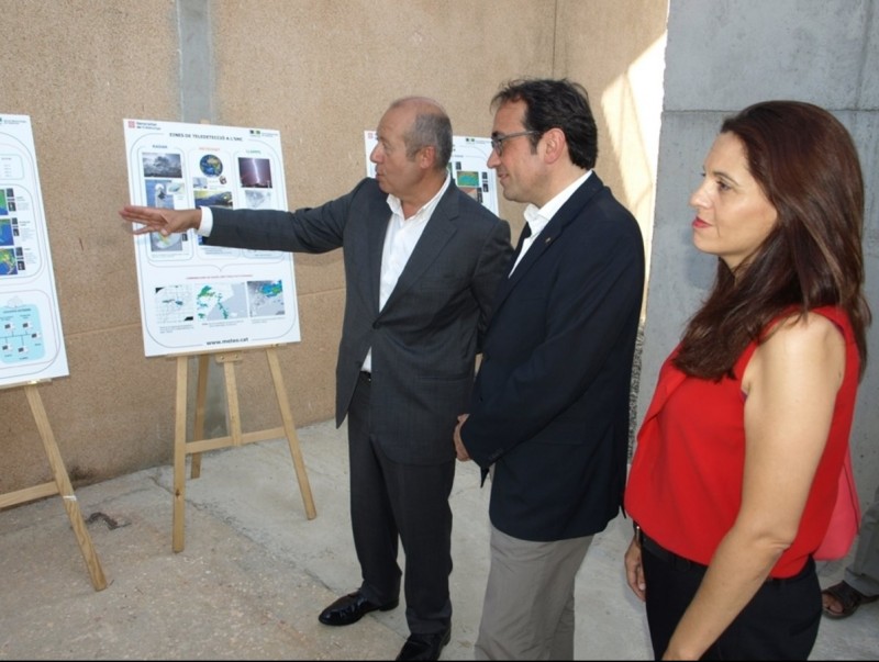 Rull, dijous amb l'alcaldessa de Vallirana i el director del Servei Meteorològic EL PUNT AVUI