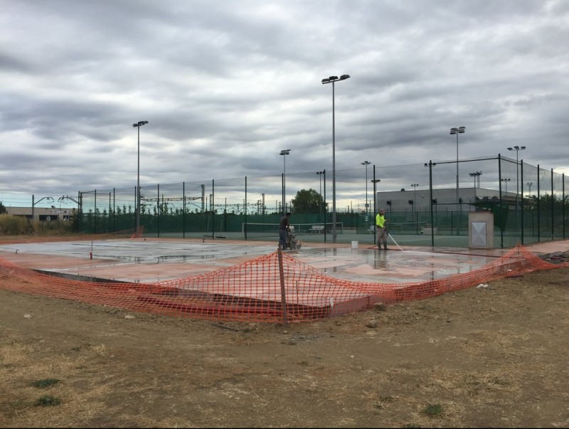 La pista de pàdel que s'està construint, al costat de les pistes de tennis J.N