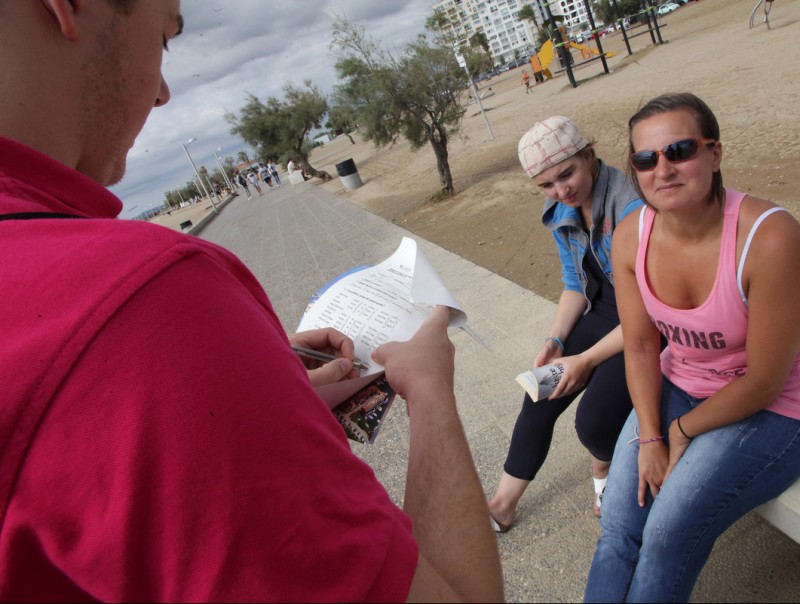 Un dels enquestadors al passeig d'Empuriabrava JOAN SABATER