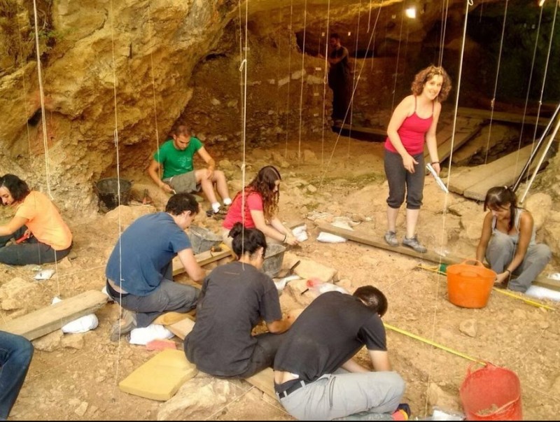 L'equip d'enguany està format per 25 arqueòlegs d'universitats i centres catalans, madrilenys i nord-americans COVES DEL TOLL