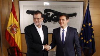 Rajoy i Rivera encaixant les mans abans de la seva reunió al Congrés de dimecres passat EP