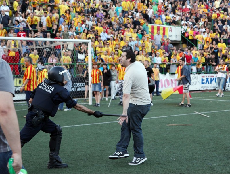 Un seguidor del Sant Andreu colpejat pels Mossos en el partit al Narcís Sala al 2010 A. PUIG