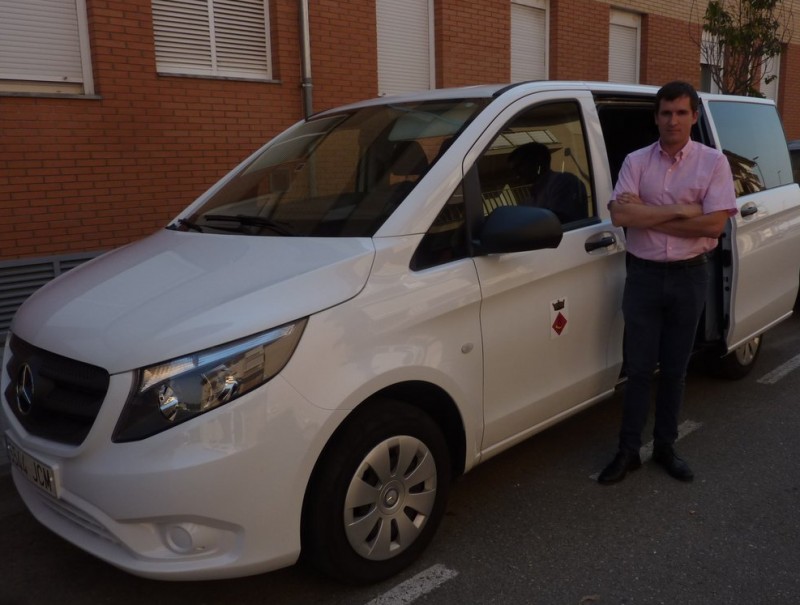 El taxista Genís Güell i el seu nou vehicle , fotografiats la setmana passada a Cornellà del Terri. R. E