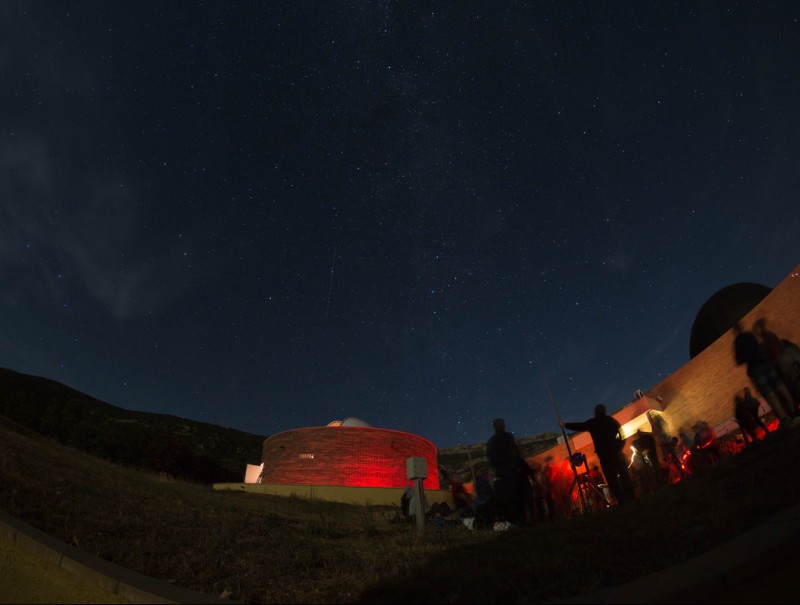 Visitants del COU d'Àger observant les perseids fora de les instal·lacions dijous a la nit XAVI MOLI (PARC ASTRONÒMIC MONTSEC)