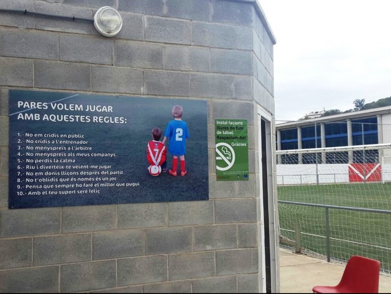 Una imatge de l'entrada al camp de futbol de Tossa, amb el cartell de la prohibició de fumar EL PUNT AVUI