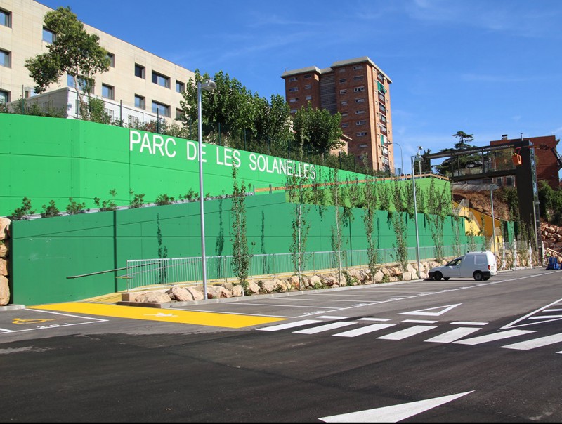 La façana del parc de les Solanelles, al costat de l'hospital de Sant Joan de Déu, amb el pàrquing a la zona inferior EL PUNT AVUI