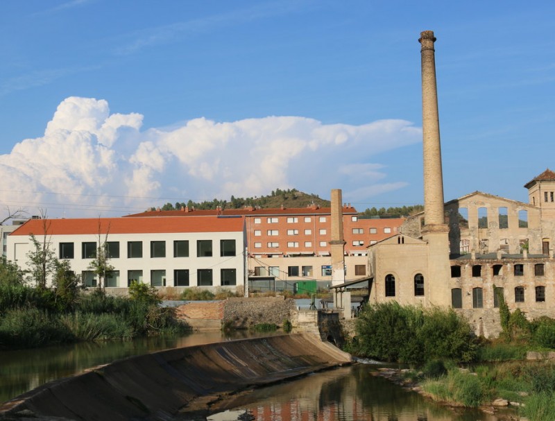 Panoràmica de la zona de la Fàbrica Vella de Sallent; amb el futur complex de Cal Carrera a l'esquerra i l'antiga fàbrica a la dreta, amb les característiques xemeneies dempeus NOEMÍ BADRENAS