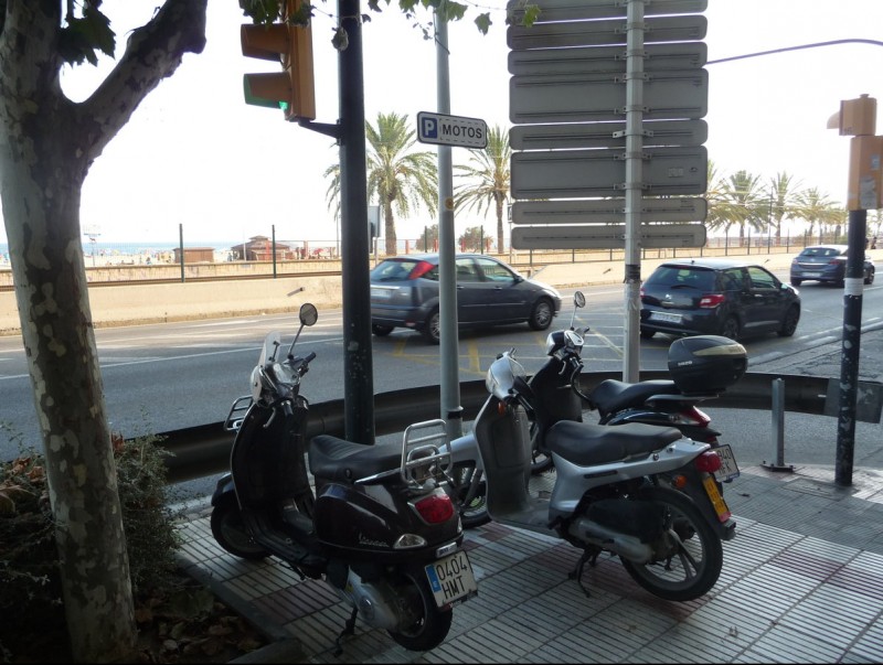 Motos ben aparcades a una de les àrees ubicada al Masnou just davant de l'N-II. LLUÍS ARCAL