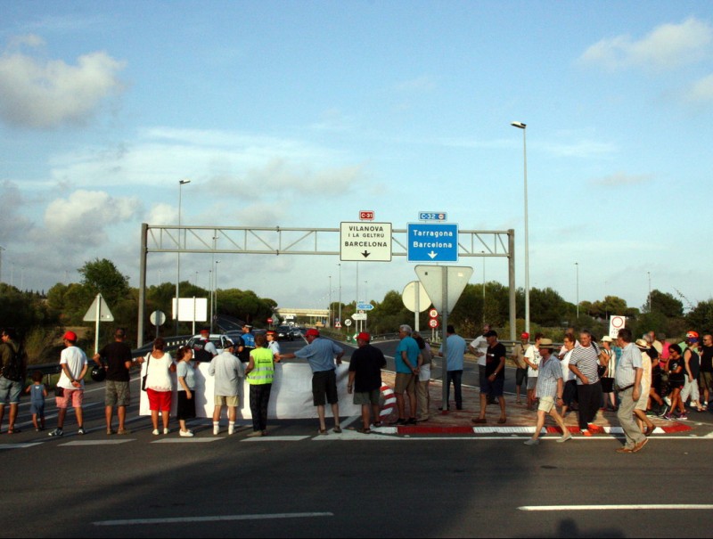 La concentració de Cubelles va concregar pro de 150 persones a la plaça de la Mediterrània. ACN
